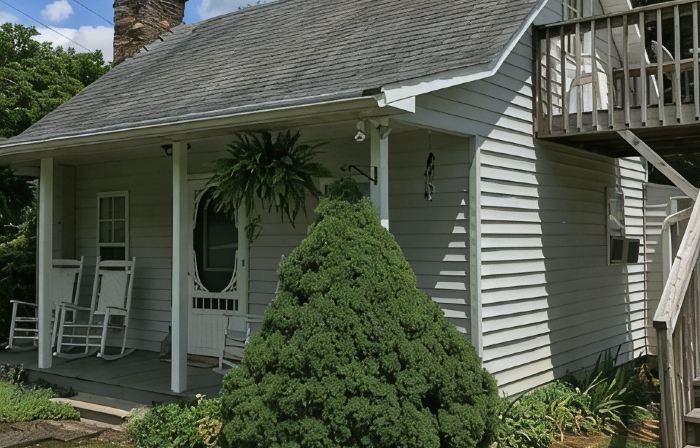 country charm cottage in a quiet neighborhood. easy access.