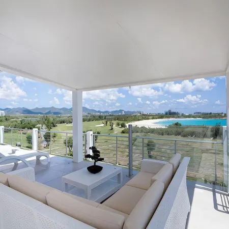 Stunning Penthouse on Mullet Bay beach