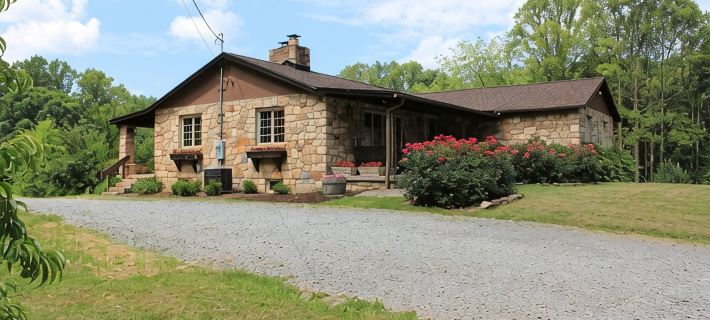 Stone Lodge on 25 ac., 2 miles from New River Gorge National Park Hotels in Fayette County
