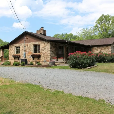 Stone Lodge on 25 ac., 2 miles from New River Gorge National Park