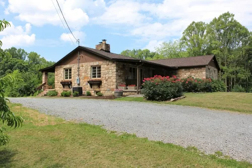 Stone Lodge on 25 ac., 2 miles from New River Gorge National Park - 4-Star