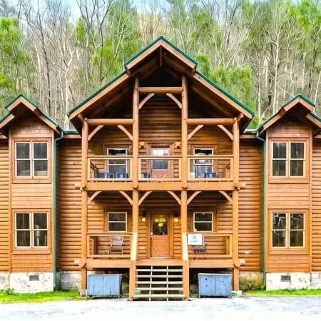 Peaceful Creekside! 8Br~8BA Lodge in PF~HT, Fire Pit, PT & Theater!