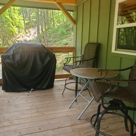 Cozy cabin close to white water rafting, ziplining, hiking & Harrah's casino.