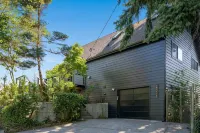 Renovated A-frame with water view - de charme