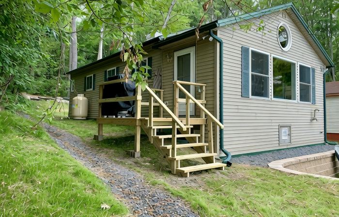 Private lake-front cabin with walk-in access to water, next to state park.