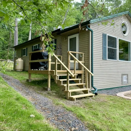 Private lake-front cabin with walk-in access to water, next to state park. 캐슬턴 호텔