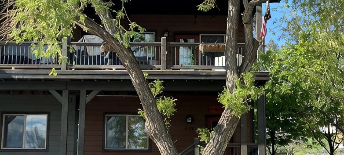 Lakeview Cabin Condo with Balcony Hot Tub Hotéis em Bigfork