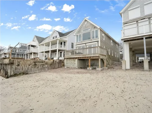 Cozy Ocean Front Retreat with Private Beach! - 4 ดาว