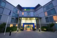 Holiday Inn Express London - Stansted Airport Hotele w: Birchanger