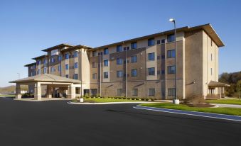Hawthorn Suites by Wyndham Wheeling at the Highlands