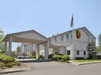 Super 8 by Wyndham Woodburn Hotels near Woodburn Premium Outlets