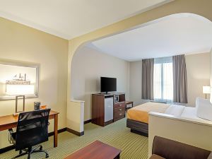 Quality Inn & Suites Near Tanger Outlet Mall