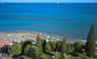 Pier Beach Hotel Apartments