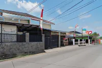 RedDoorz Syariah Near Tugu Pandanwangi Cianjur Các khách sạn ở Cugenang