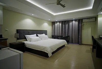 Luxe in Venice Hotels near Members Church of God International (Ang Dating Daan) - Brgy.Pinagsama