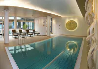 Ramada by Wyndham Nuernberg Parkhotel - Pools