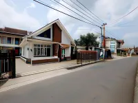 RedDoorz near Rita Super Mall Purwokerto 3 - موقف سيارات