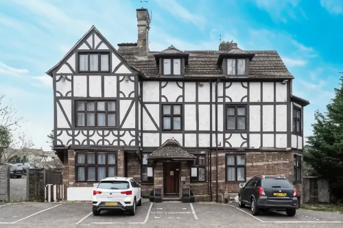 Barrington Lodge Hotels in Crawley