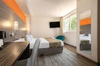 The Originals City, Hôtel Bristol, le Puy-en-Velay Hotels near Musee Crozatier