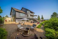 Large luxury home!  Views!  Hot tub!  Game room!  EV charger! Pool table! Grill!