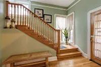 Chic Retreat, 2 Queen Beds, FREE PARKING, Walk to Train