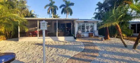 Waterfront cottage in Matlacha, FL -<br>Unavailable at this time due to Hurr Ian.🌴 Отели в г. Matlacha