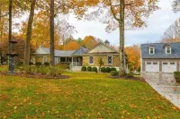 ~THE RETREAT~ Hotels near Calvary Pentecostal Tabernacle