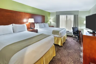 Holiday Inn Express & Suites Frankenmuth Hotels near rue21