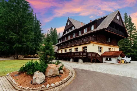 Hotel Mikulášska Chata Отели в г. Демановска-Долина