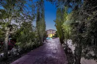 Wonderful Quiet Area, Completely Privacy, Large Private Pool, Colourful Garden