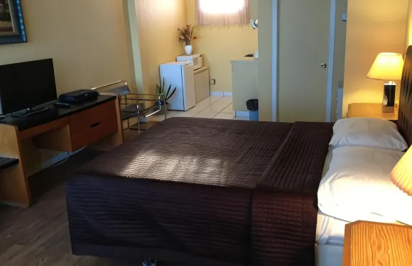 左拉克汽車旅館