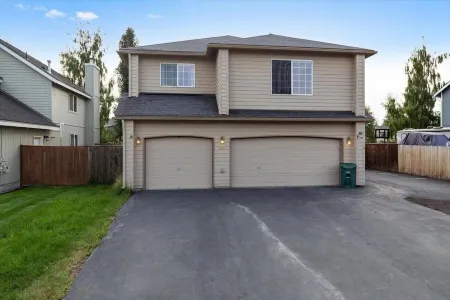 2 Bedroom 2 Bathroom Home Near Anchorage Golf Course and Zoo Отели рядом с достопримечательностью «Зоопарк Аляска»