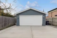 Modern Flat with Free Parking and High-Speed Wi-Fi - Stylish Urban Retreat