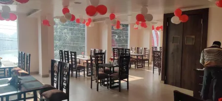 Hotel Trimurti Отели рядом с достопримечательностью «Piran Kaliyar Sharif»