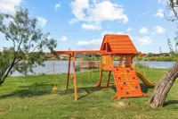 Spacious Bdrms ~ Sleeps 8 ~ Near Acu ~ Summer Savings ~ Pond ~ Playground ~ Pets