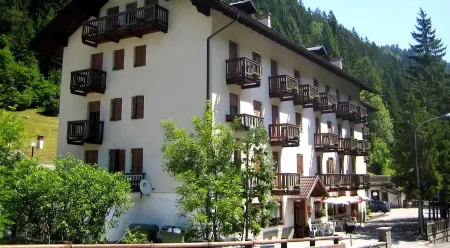 TEA San Pellegrino - DOLOMITI Отели рядом с достопримечательностью «Chiesa di San Biagio»