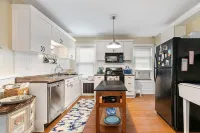 Newly refurbished house within short walking distance of town. Private driveway!