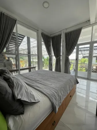 Humbly Boutique Hotel Отели рядом с достопримечательностью «Alun-Alun Cianjur»