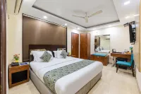 Hotel Neu Villa, City Centre - 5 Minute from Connaught Place & Ndls Station - С баром