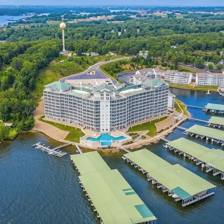 Perfect Location! Newly Remodeled- 2021 Condo right in the heart of Osage Beach