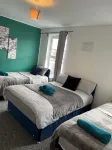 Ivy Green House - Central,Wifi,Netflix,Sleeps 7 - Business and Family Friendly - Kitchens