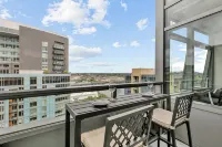 Luxury high rise condo with river and mountain views, walk to OHSU - วิวภูเขา