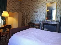 Ancien Pavillon de Chasse Situé Dans une Campagne Paisible . - Pool
