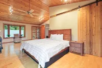 Cozy 3BR Lakefront Retreat Featuring Sauna, Hot Tub, Kayaks - 4-Star