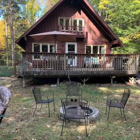 Cozy 3-bedroom chalet in lovely Bridgton 1/4 mile from pleasant mountain Skiing
