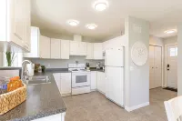 Cozy Home tucked away in Calgary NW. 10 min away from the YYC airport. - บังกะโล