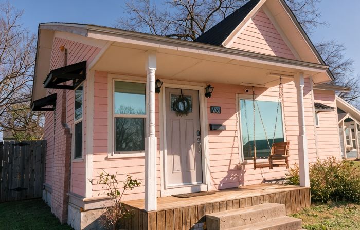 Charming 3-bedroom cottage with WiFi and AC in delightful downtown Guthrie