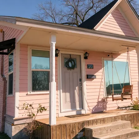 Charming 3-bedroom cottage with WiFi and AC in delightful downtown Guthrie