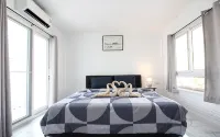 Charming White Wooden Home Stay - 小旅館
