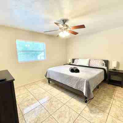 Spacious 4-bedroom house with Covered Private Pool in Gainesville Rooms